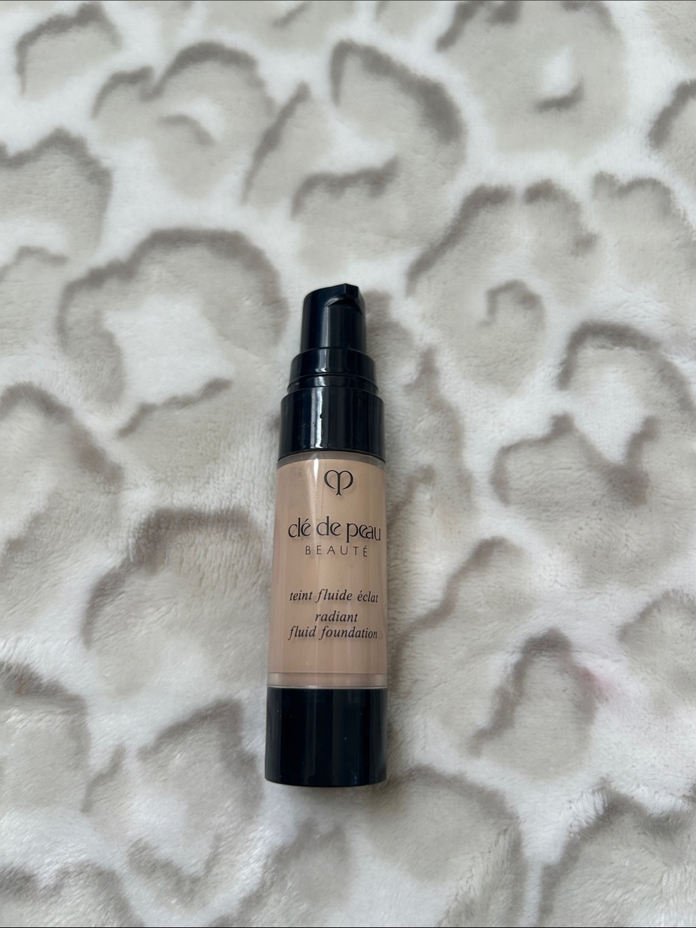 cle de peau Radiant Fluid Foundation - Warm Beige